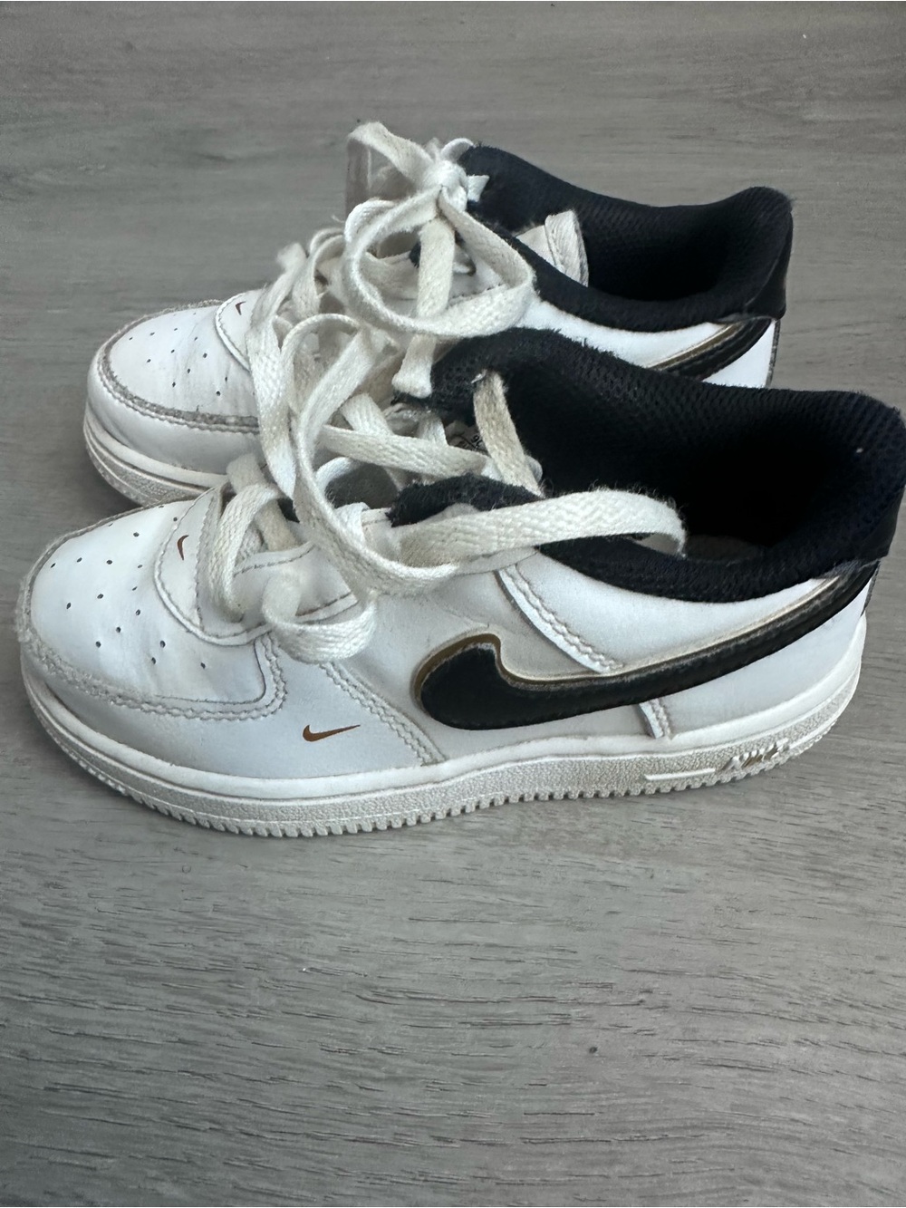 Nike Kids White and Black Low-Top Sneakers with Gold Swoosh Trim